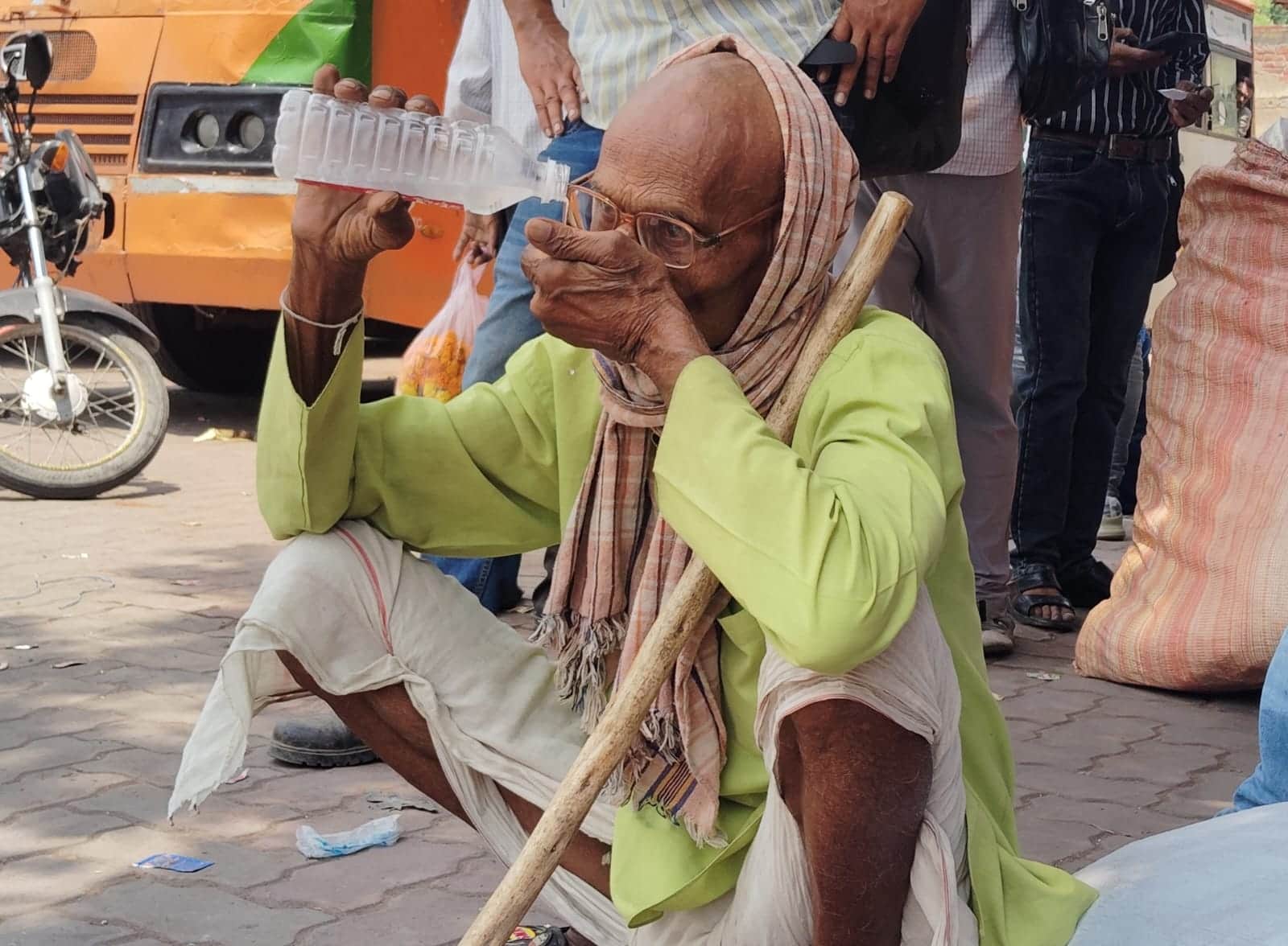 फोटो - 11 तहसील के पास पेड़ की छांव में बैठकर प्यास बुझाते बुजुर्ग। संवाद