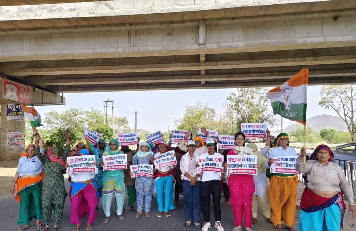 Women Congress members raised slogans against inflation, holding placards in their hands.