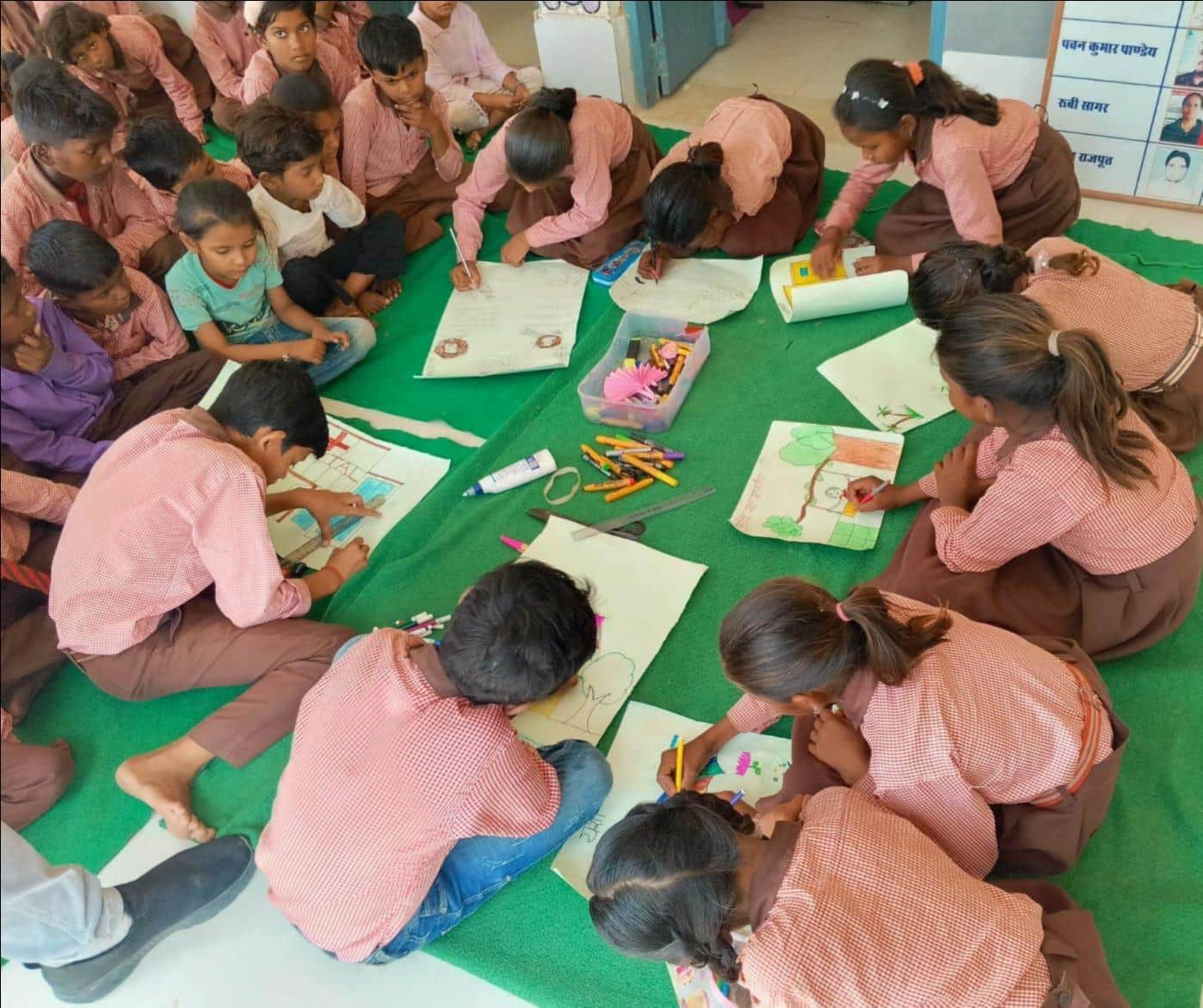 फोटो-16- -उच्च प्राथमिक स्कूल में आयोजित समर कैंप में चित्रकला प्रतियोगिता में प्रतिभाग करते छा