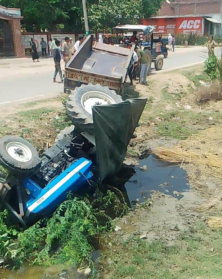 A tractor-trolley full of passengers overturned into a ditch, injuring five.