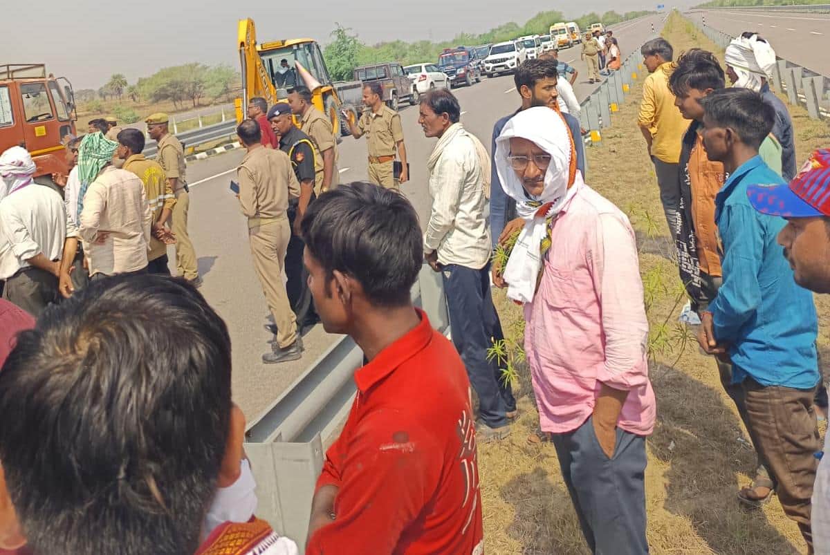 फोटो - 25 बुंदेलखंड एक्सप्रेस वे पर बीते बृहस्पतिवार को हुए हादसे को देखने पहुंचे लोग। संवाद
