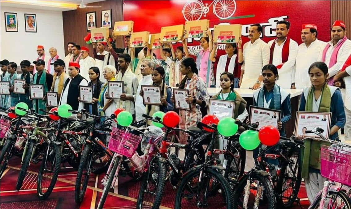 फोटो- 33-पार्टी कार्यालय में पुरस्कृत मेधावियों के साथ पूर्व सांसद अन्नू टंडन, जिलाध्यक्ष राजेश