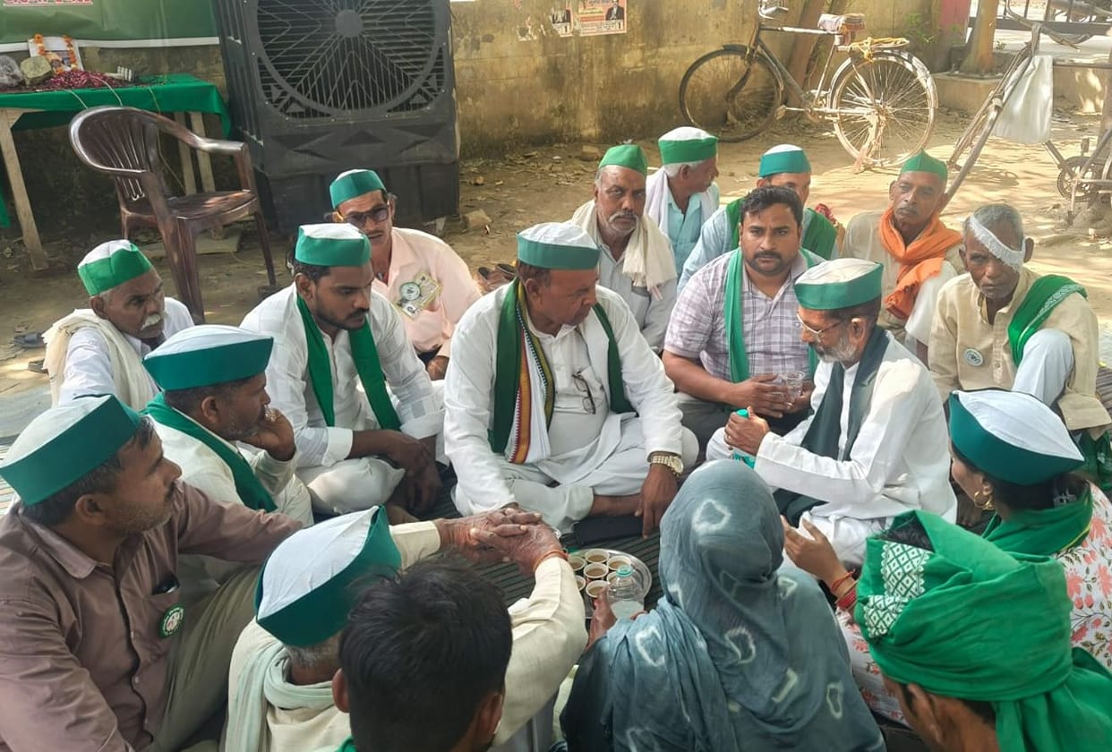 Farmers angry over SDM not sitting on ground, camped in tehsil for 23 hours