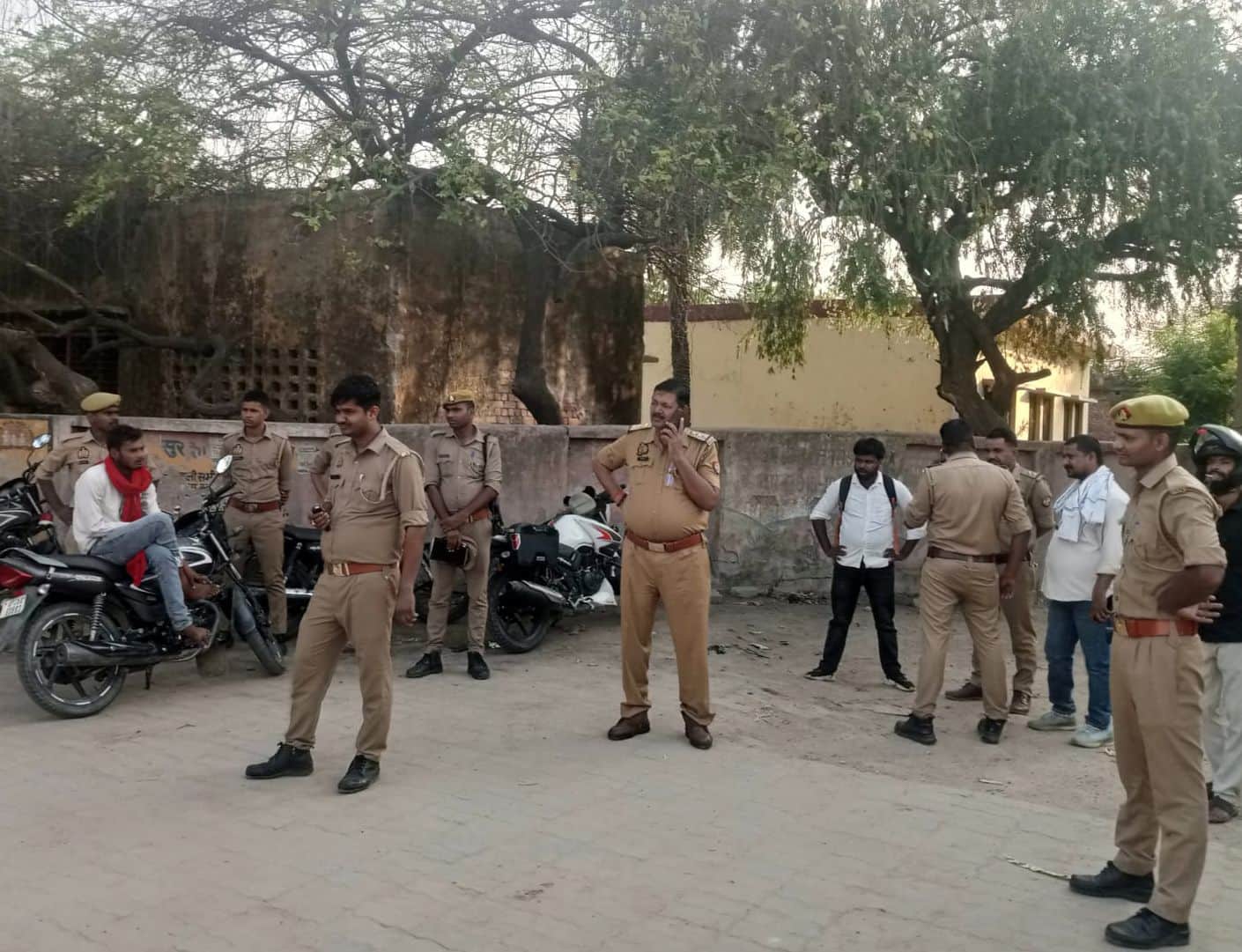 फोटो-39- सीएचसी के बाहर मौजूद पुलिस फोर्स। संवाद