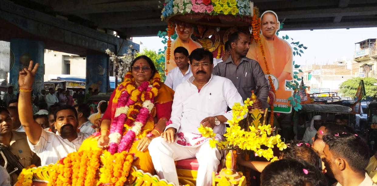 Minister of State leaves in a horse-drawn carriage