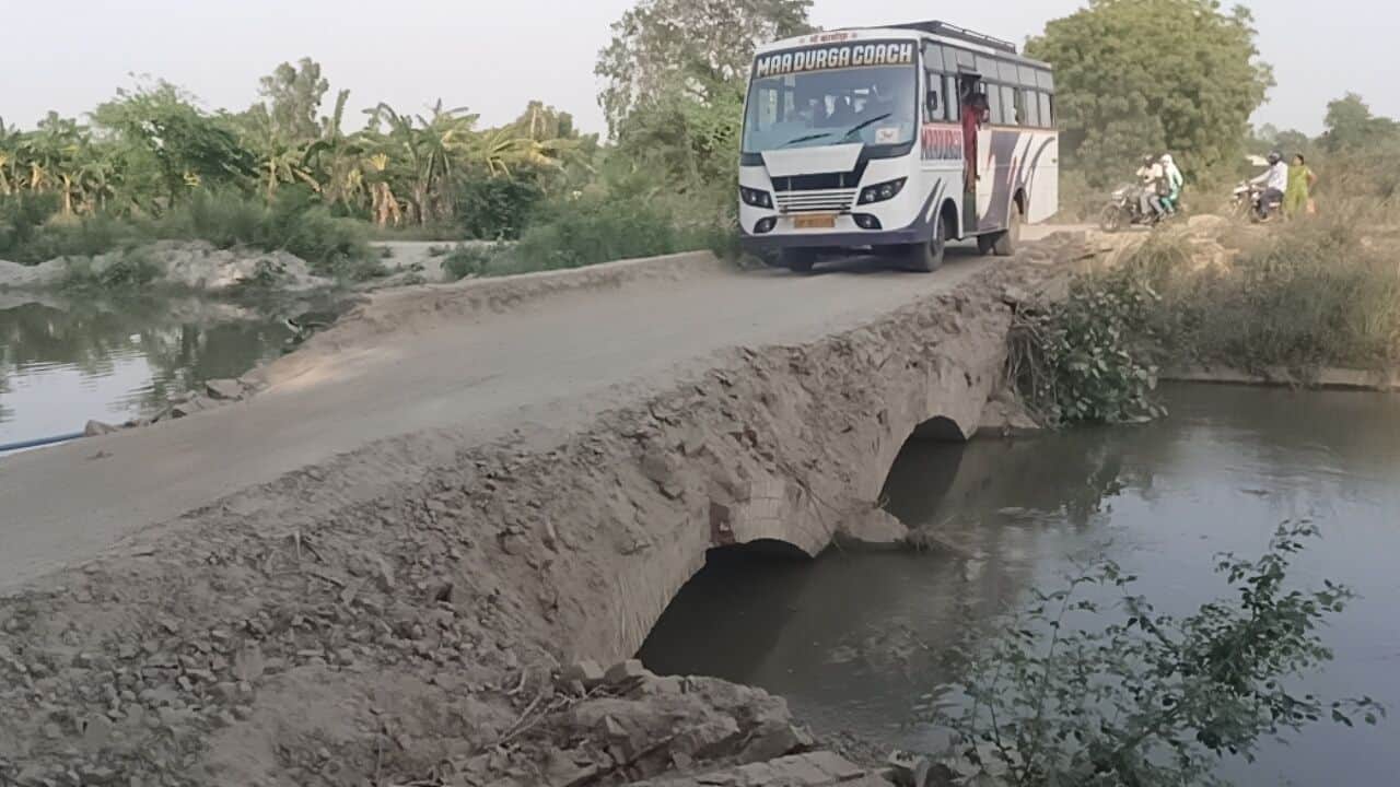 फोटो-6- क्षतिग्रस्त पूरा निस्फपंसारी नहर पुल से निकलती मिनी बस। संवाद