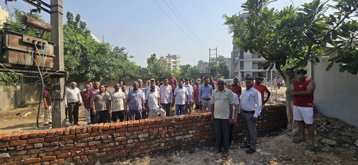 Protest in Samaspur village over closure of cremation ground road