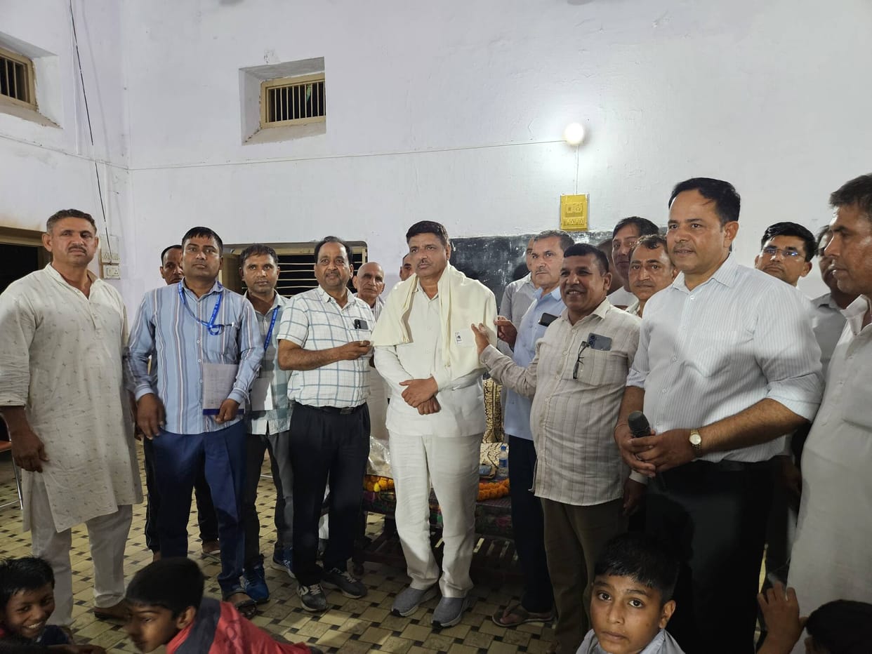 DEO listened to the problems related to education of the parents during the night stay