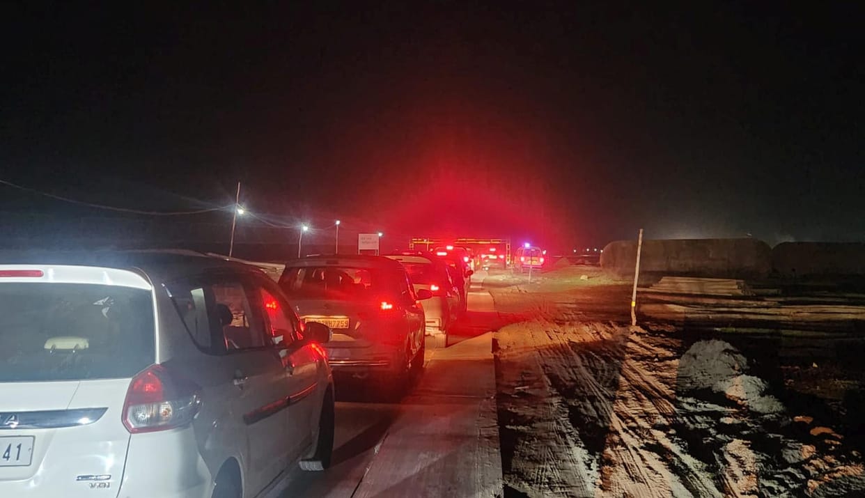 Iron sheet sank on the Pipa bridge, vehicles remained stuck in the jam.