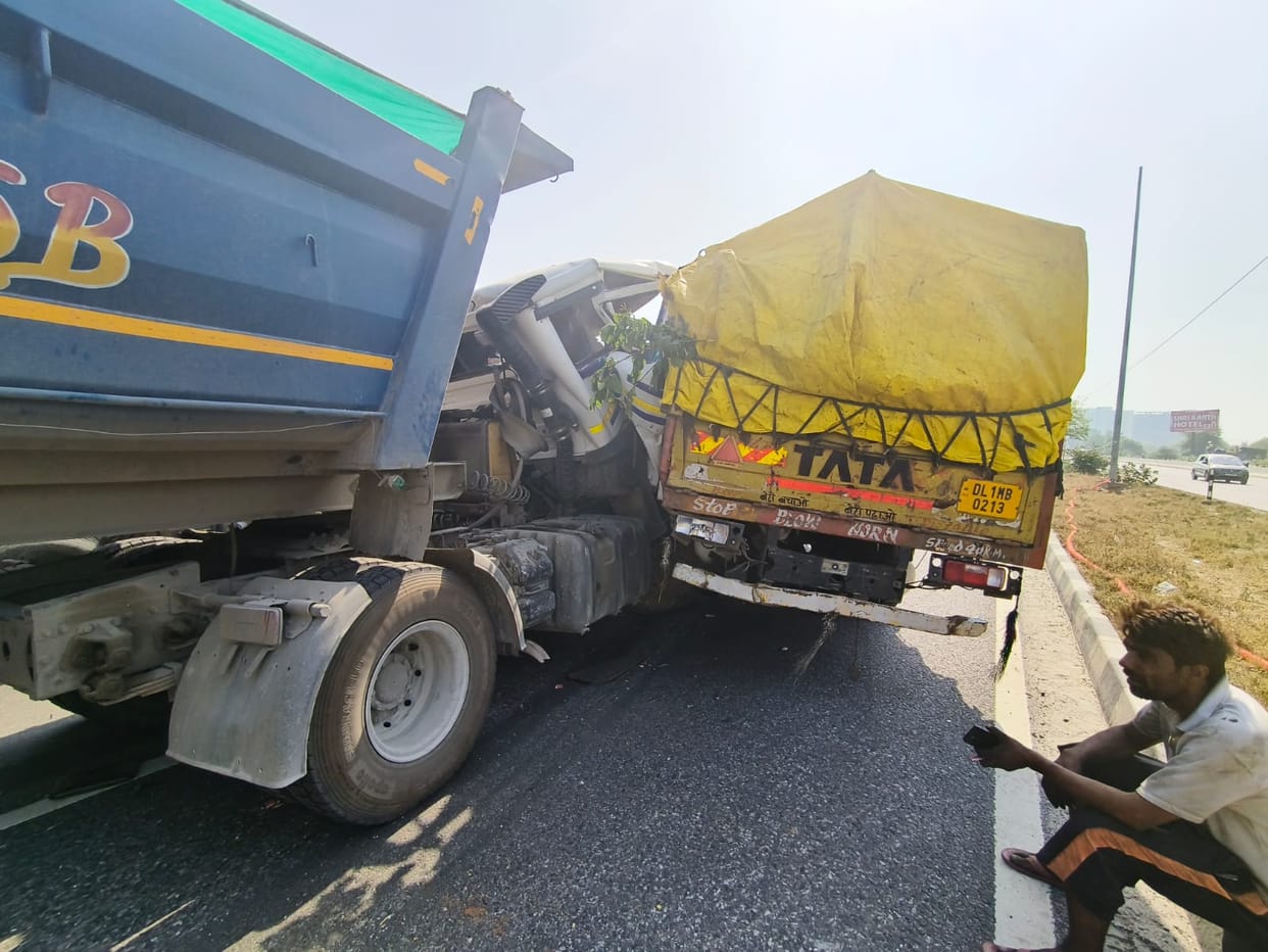 Canter collided with a trailer, causing traffic jam on the highway.