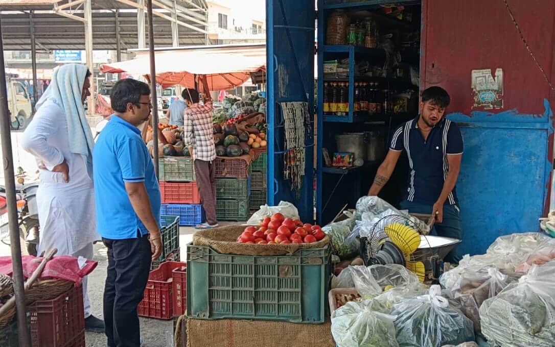 Locks put on three illegal kiosks in the old market
