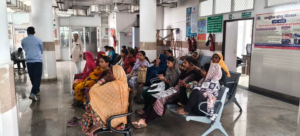 इंद्री नागरिक अस्पताल मेंअल्ट्रासाउंड करवाने के लिए पहुंची  गर्भवती महिलाएं। संवाद