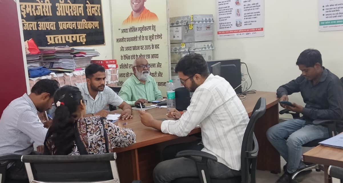कलेक्ट्रेट में स्वगणना में लगे कर्मचारी। कर्मचारी