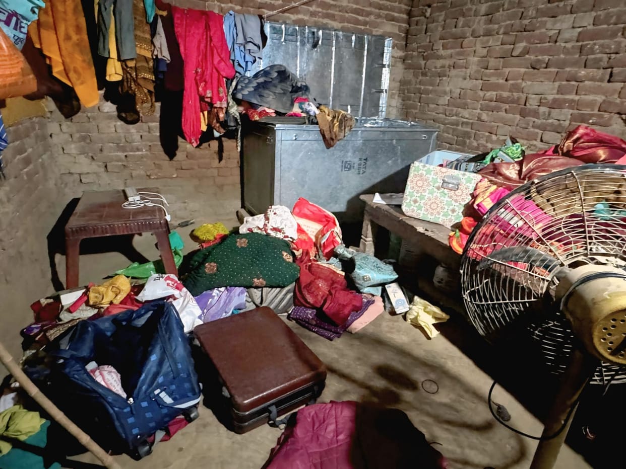 Thieves stole cash and jewellery worth Rs 10 lakh from two houses.