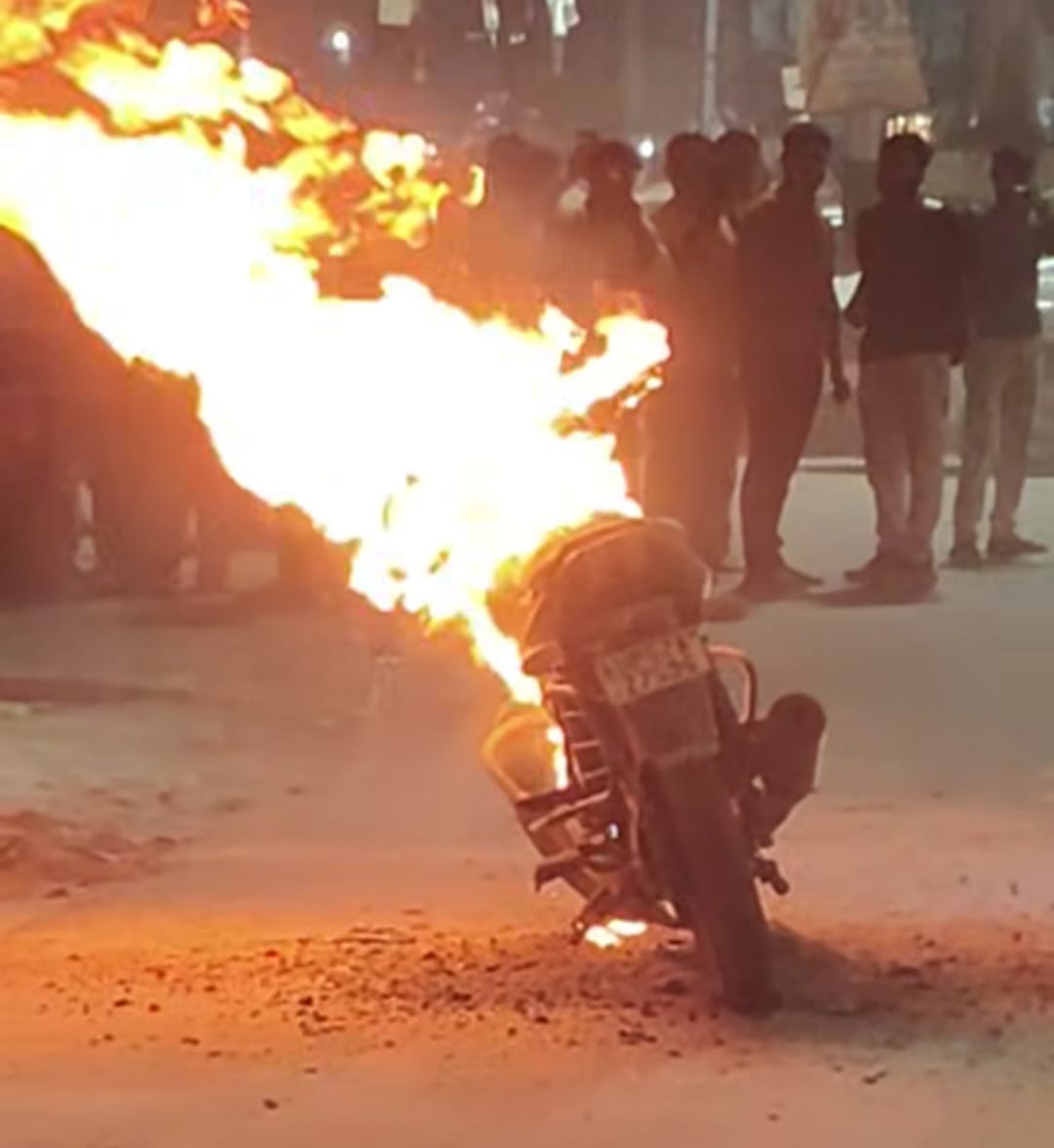 Bike Catches Fire While in Motion at Gandhi Chowk; Retired CRPF Jawan Has Narrow Escape