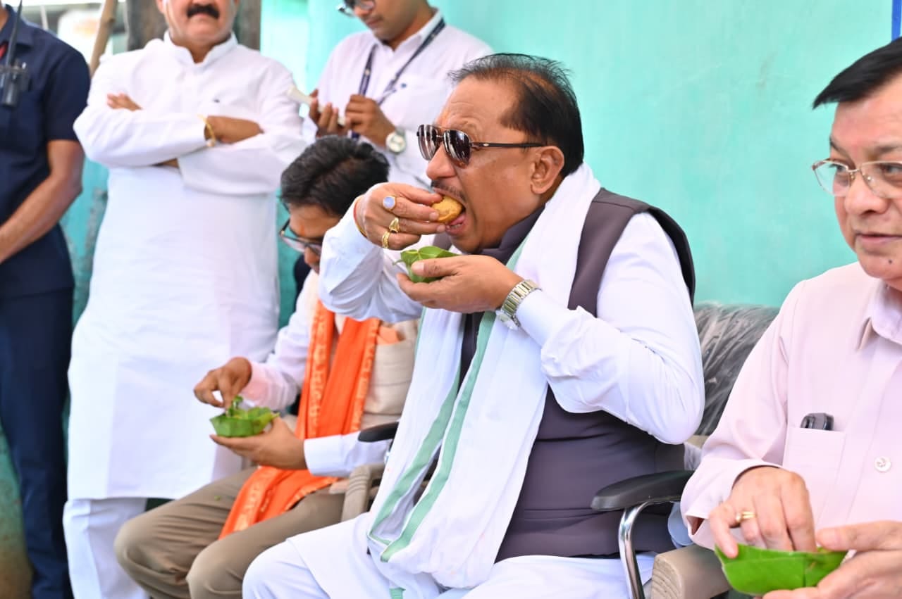 सीएम साय ने खाए तीखे-चटपटे गुपचुप