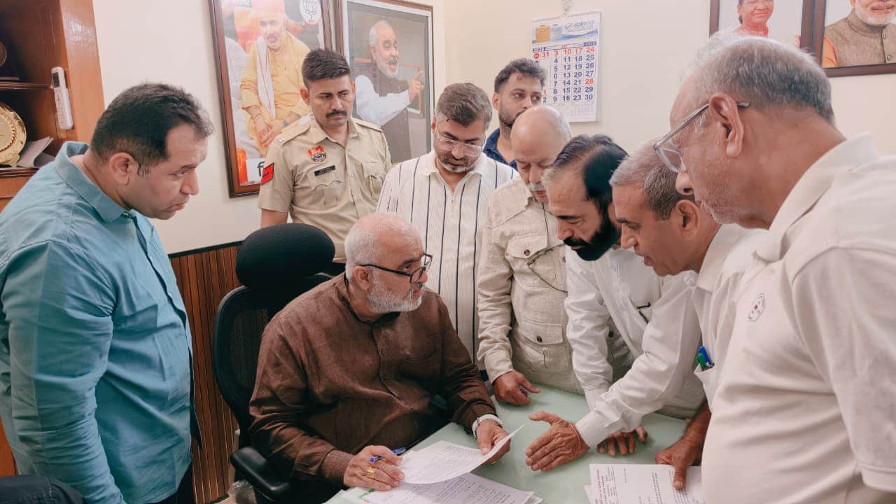 लोगों की समस्या सुनते विधायक जगमोहन आनंद। संगठन