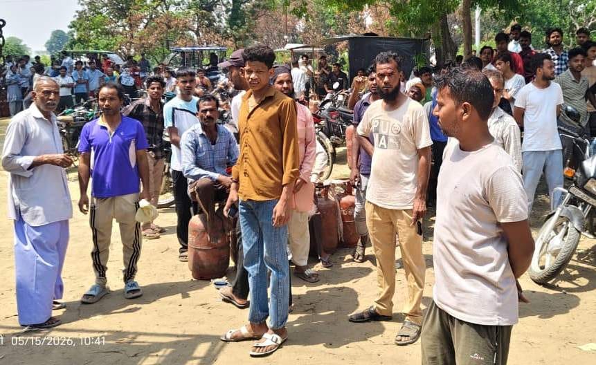 Police arranged for the distribution of gas cylinders to protesting consumers.