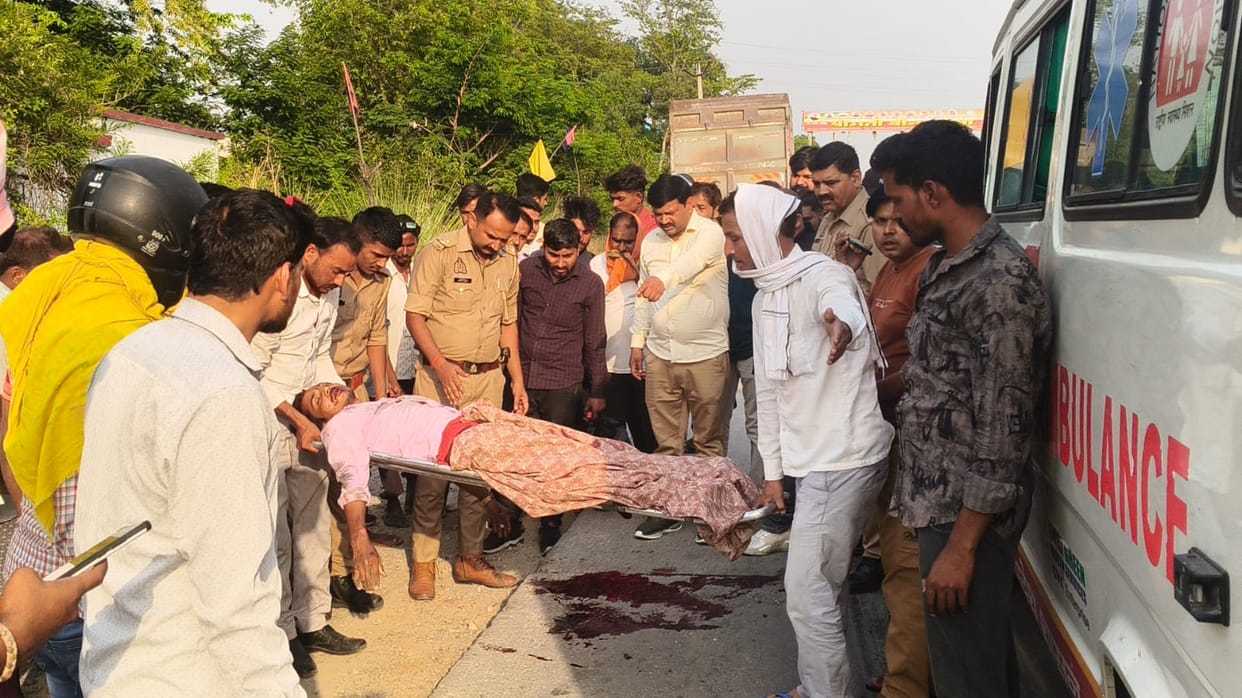 Carrying passengers in the middle of the road proved costly, seven injured in a collision with a dumper
