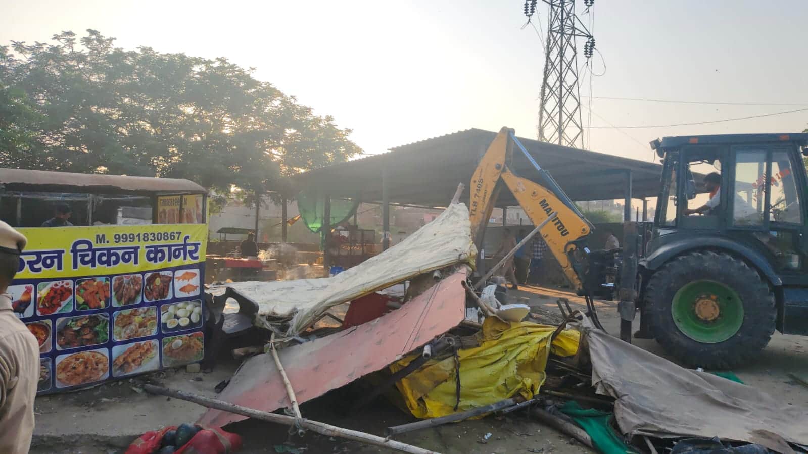 मीट की दुकानों पर कार्रवाई करते निगम की टीम। स्रोत : निगम