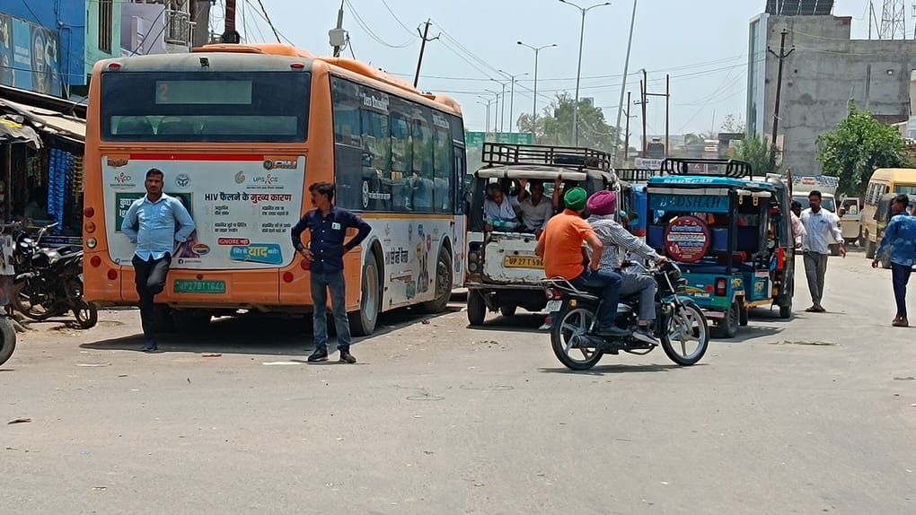 Traffic Jams Caused by Unauthorized Vehicles at the Hamzapur Intersection on the Lipulekh-Bhind Highway