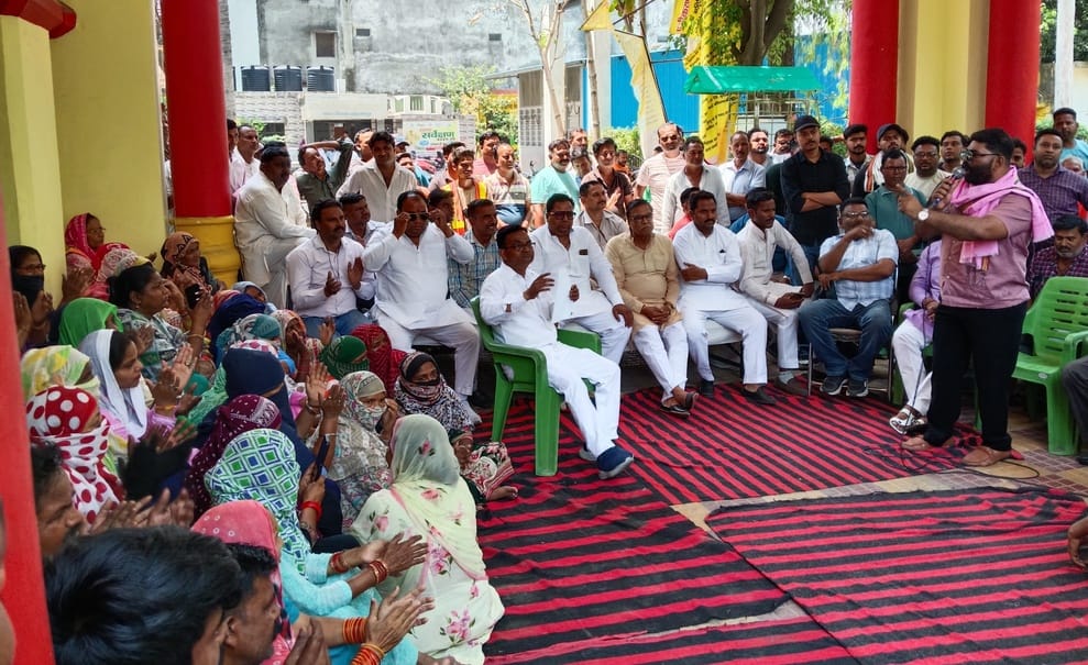 Sanitation workers roared for five hours in the Municipal Corporation, clashed with the Additional Municipal Commissioner.