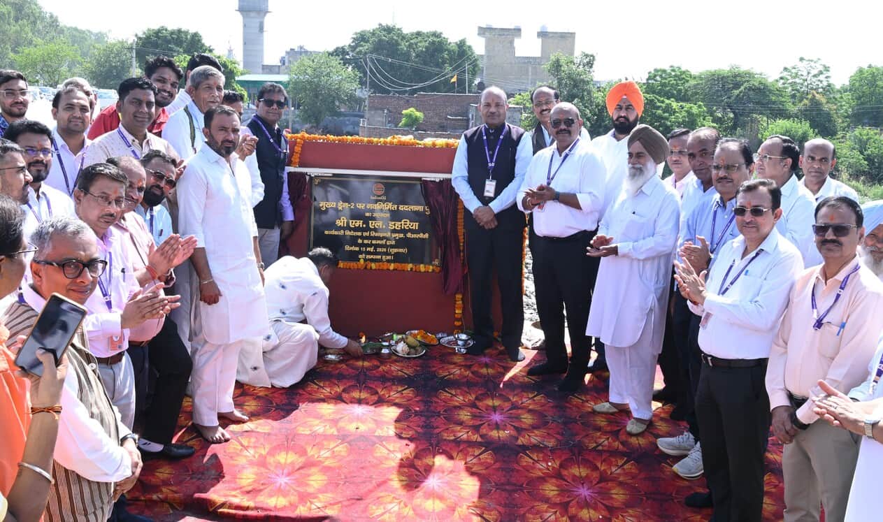 नवनिर्मित पुल का उद्घाटन करते कार्यकारी निदेशक व रिफाइनरी प्रमुख एमएल डहरिया। रिफाइनरी