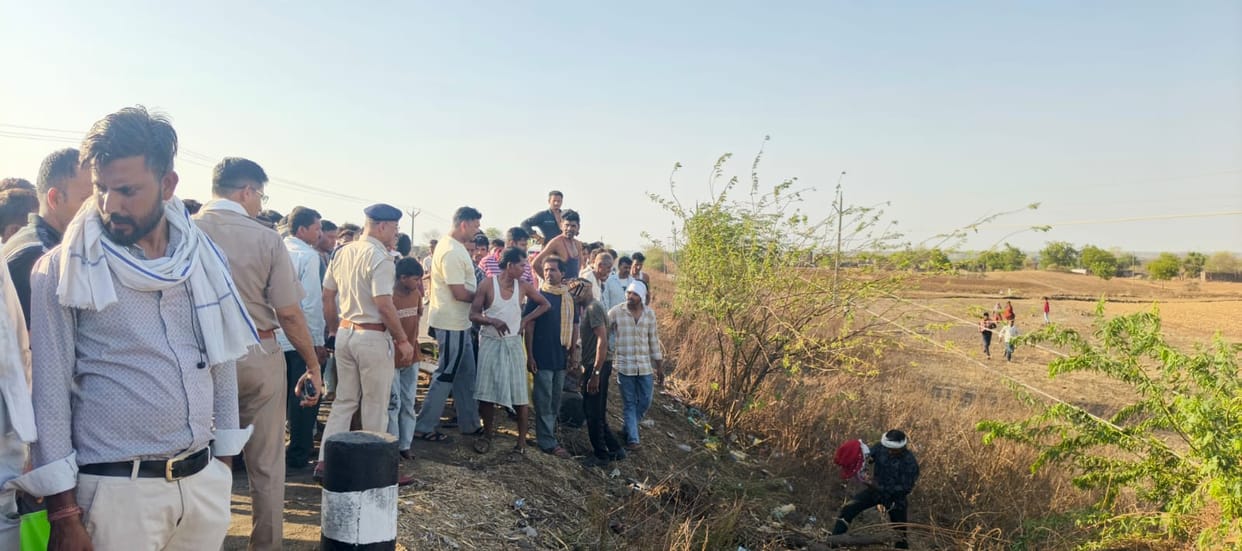 Two children killed, 11 injured as pickup full of labourers overturns