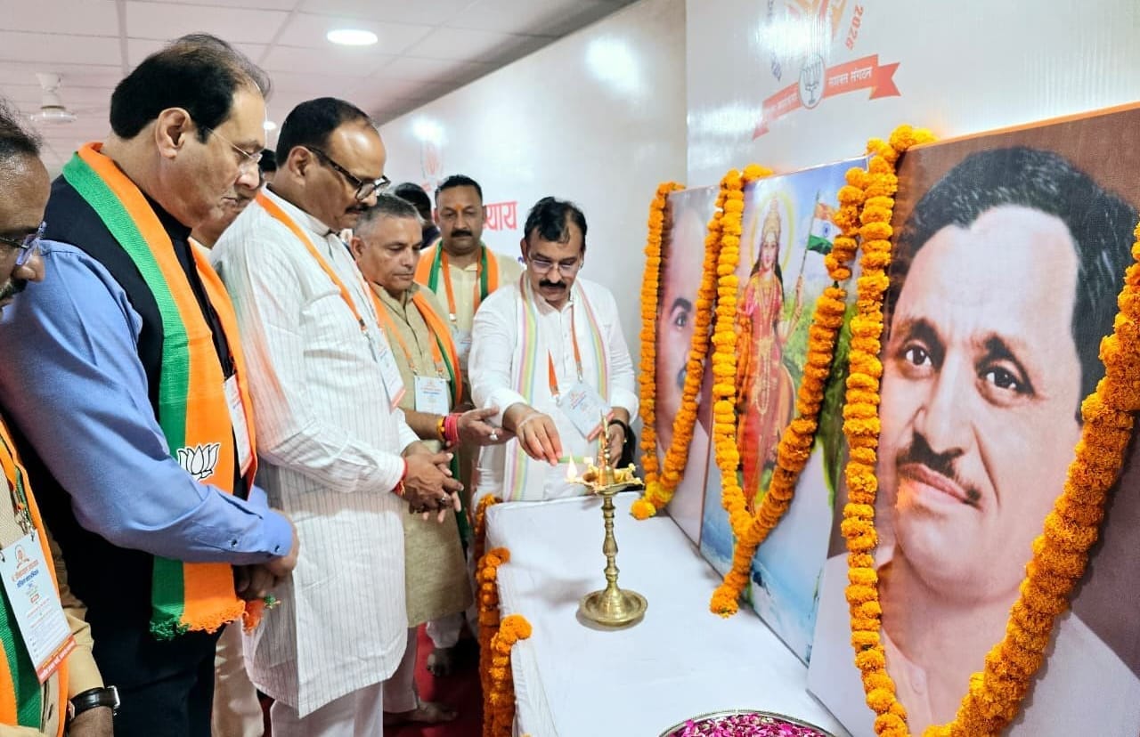 प्रशिक्षण वर्ग का उद्घाटन करते डिप्टी सीएम ब्रजेश पाठक।
