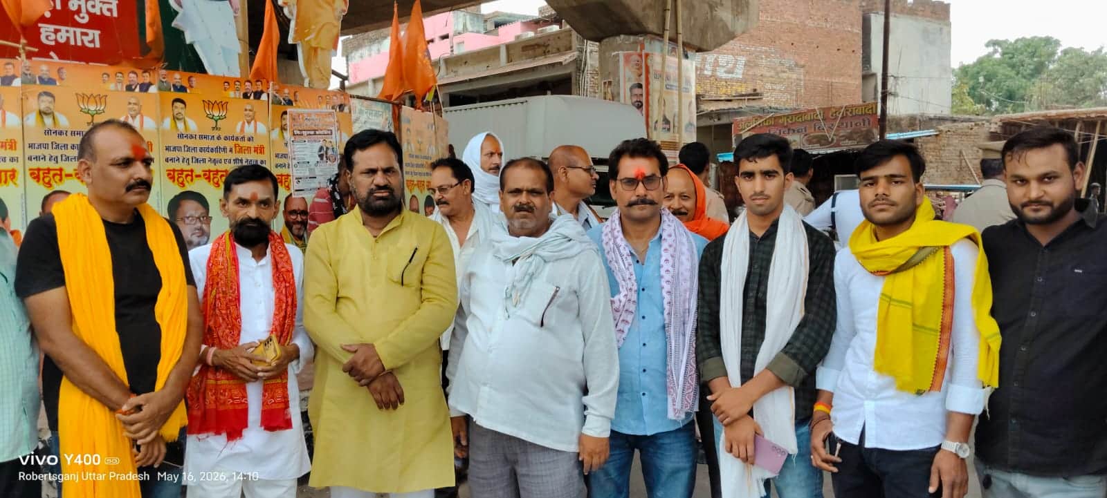 रॉबर्ट्सगंज बढ़ौली चौक पर विरोध प्रदर्शन करते सवर्ण आर्मी भारत के पदाधिआर्मी के पदाधिकारी। स्