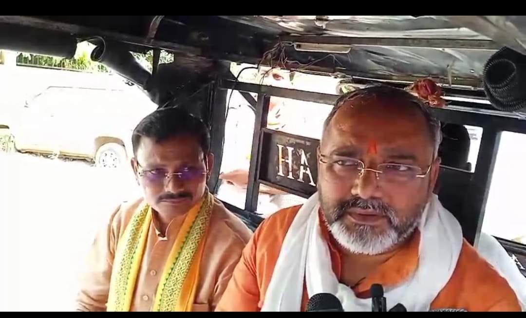 BJP MLA Arrives at Electricity Department Office in an E-Rickshaw