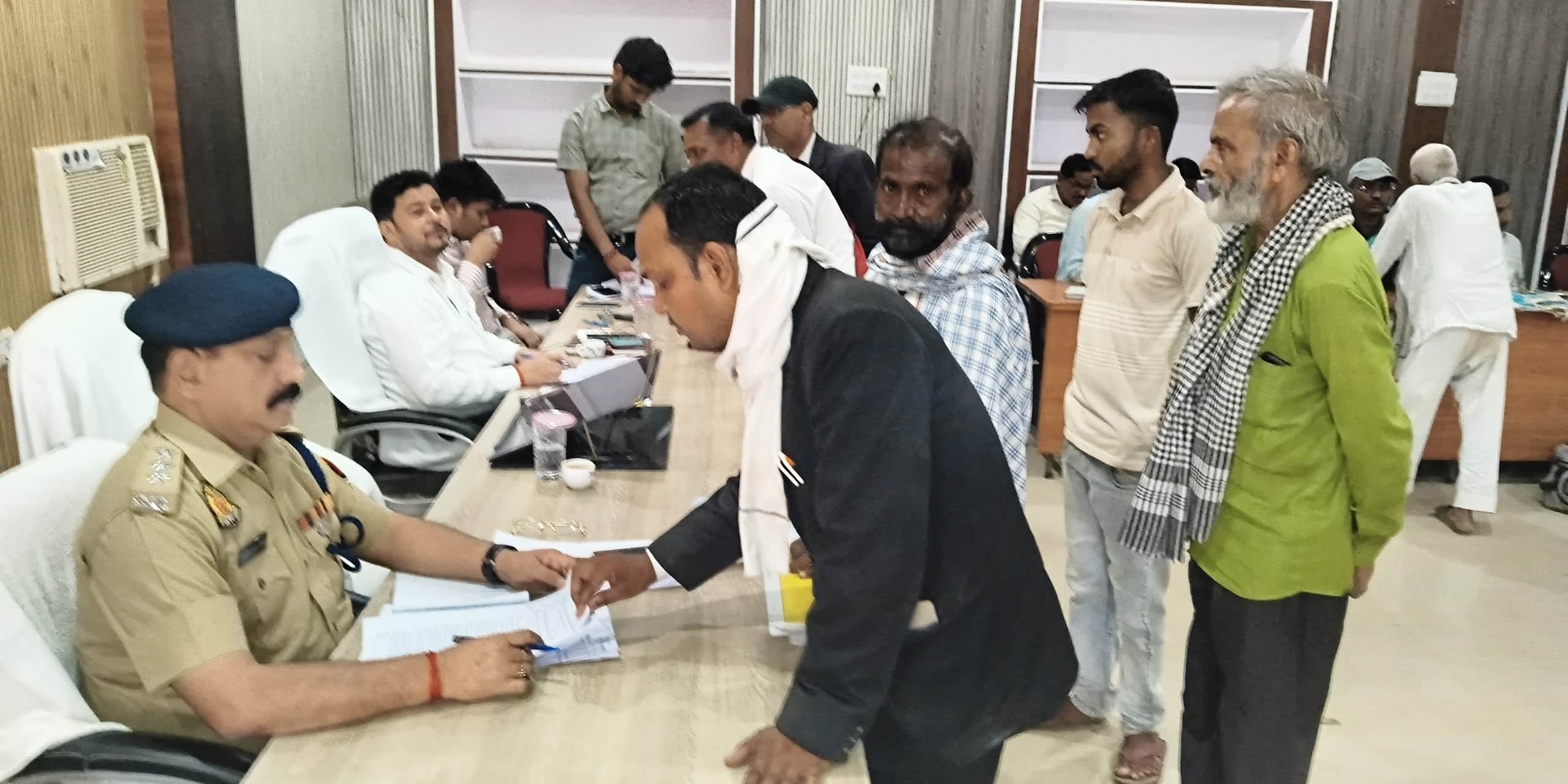 रॉबर्ट्सगंज तहसील में सम्पूर्ण समाधान दिवस पर फरियाद लगाते लोग।संवाद
