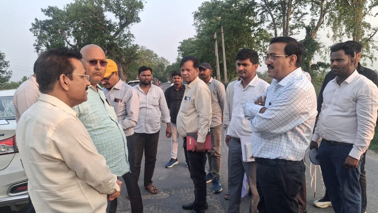Construction of Incomplete Road Sparks Uproar Over Contractor's Claims; Team from Lucknow Arrives to Investigate