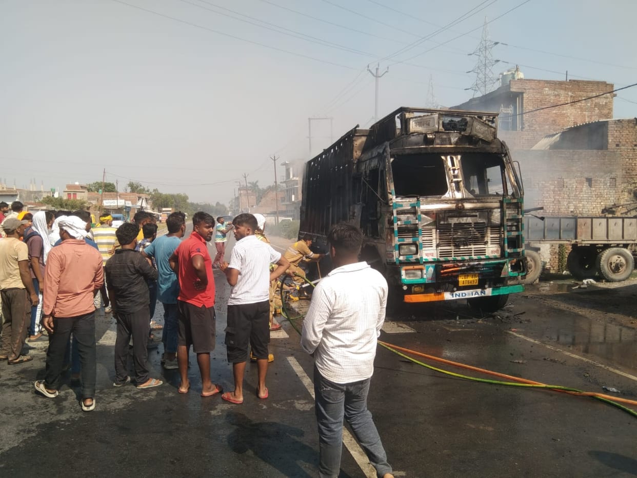 Massive Fire Breaks Out in Moving Truck in Darshan Nagar