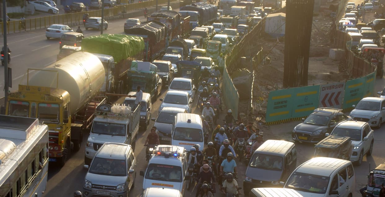 Heavy traffic jam on the service road of Sultanganj culvert, vehicles stuck for hours