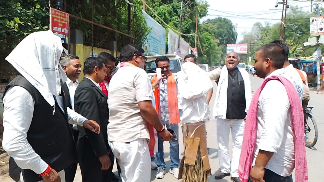 Enraged Savarna Army burns Bhati's effigy.