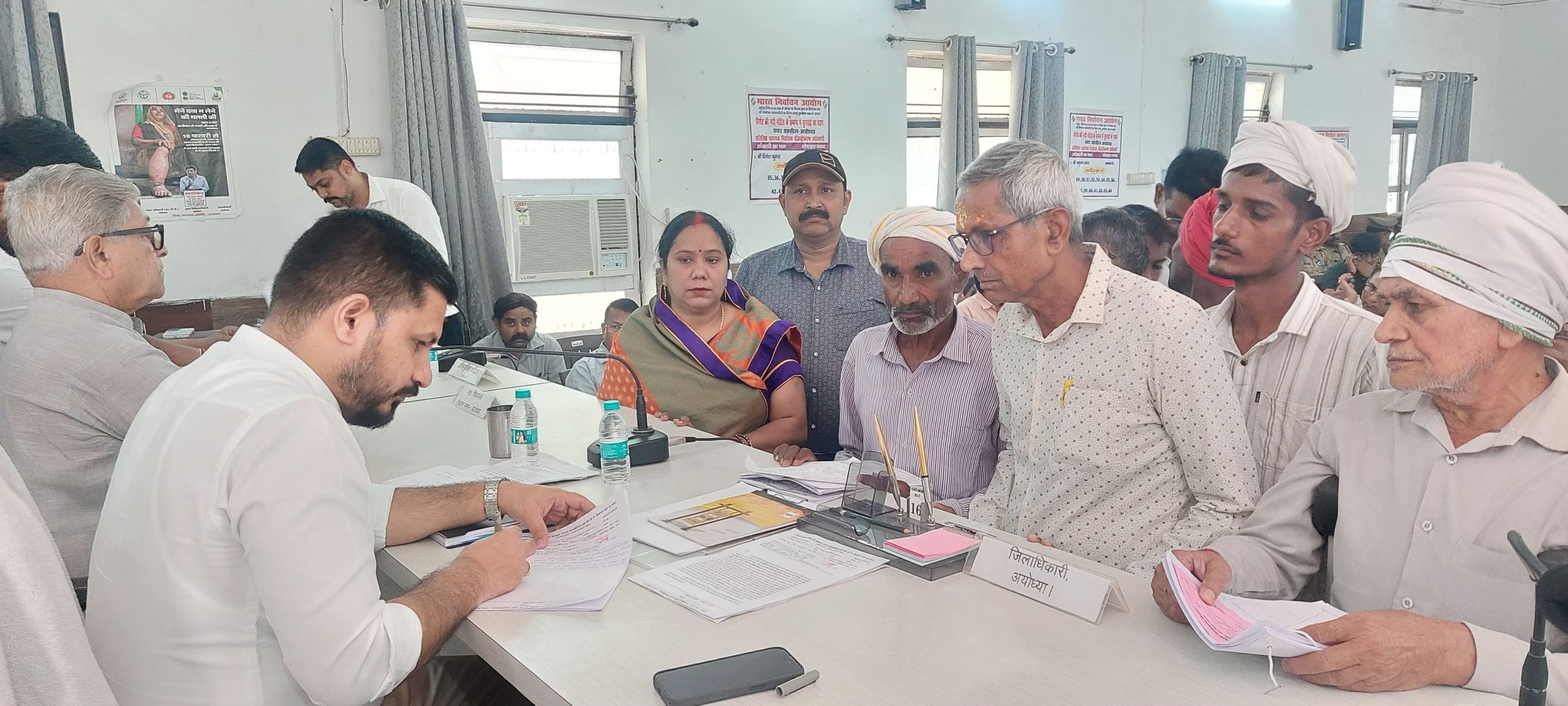  सदर तहसील में शिकायतें सुनते डीएम और एसएसपी।