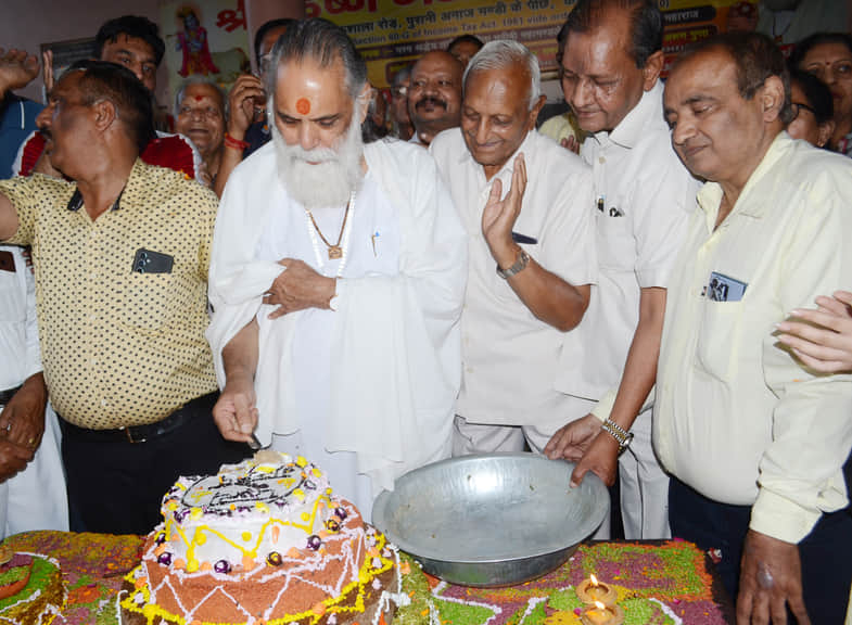 श्री कृष्ण गोशाला में आयोजित कार्यक्रम में केक काटते गीता मनीषी महामंडलेश्वर ज्ञानानंद महाराज। 