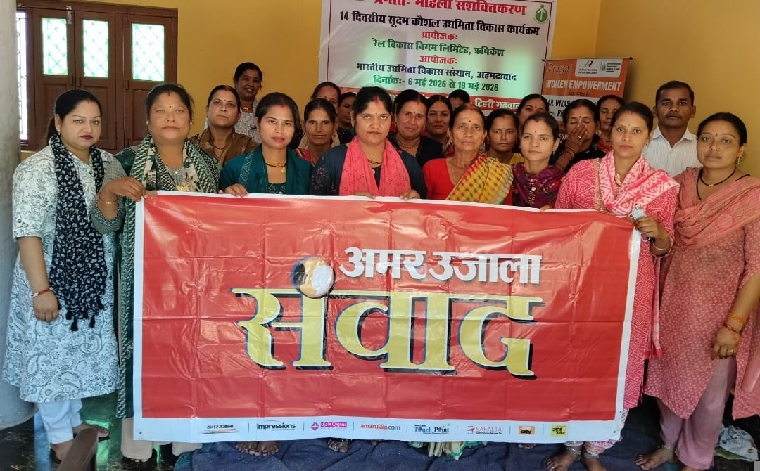 श्रीनगर के नैथाणा में अमर उजाला की ओर से आयोजित संवाद कार्यक्रम में मौजूद महिलाएं व अन्य----