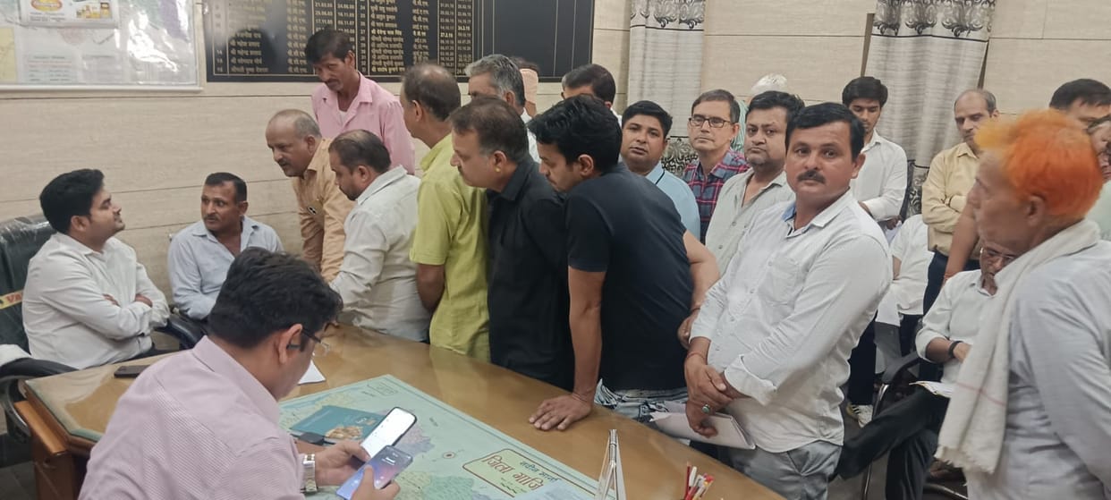 Shopkeepers Affected by ROB Construction Create Ruckus at Tehsil Office