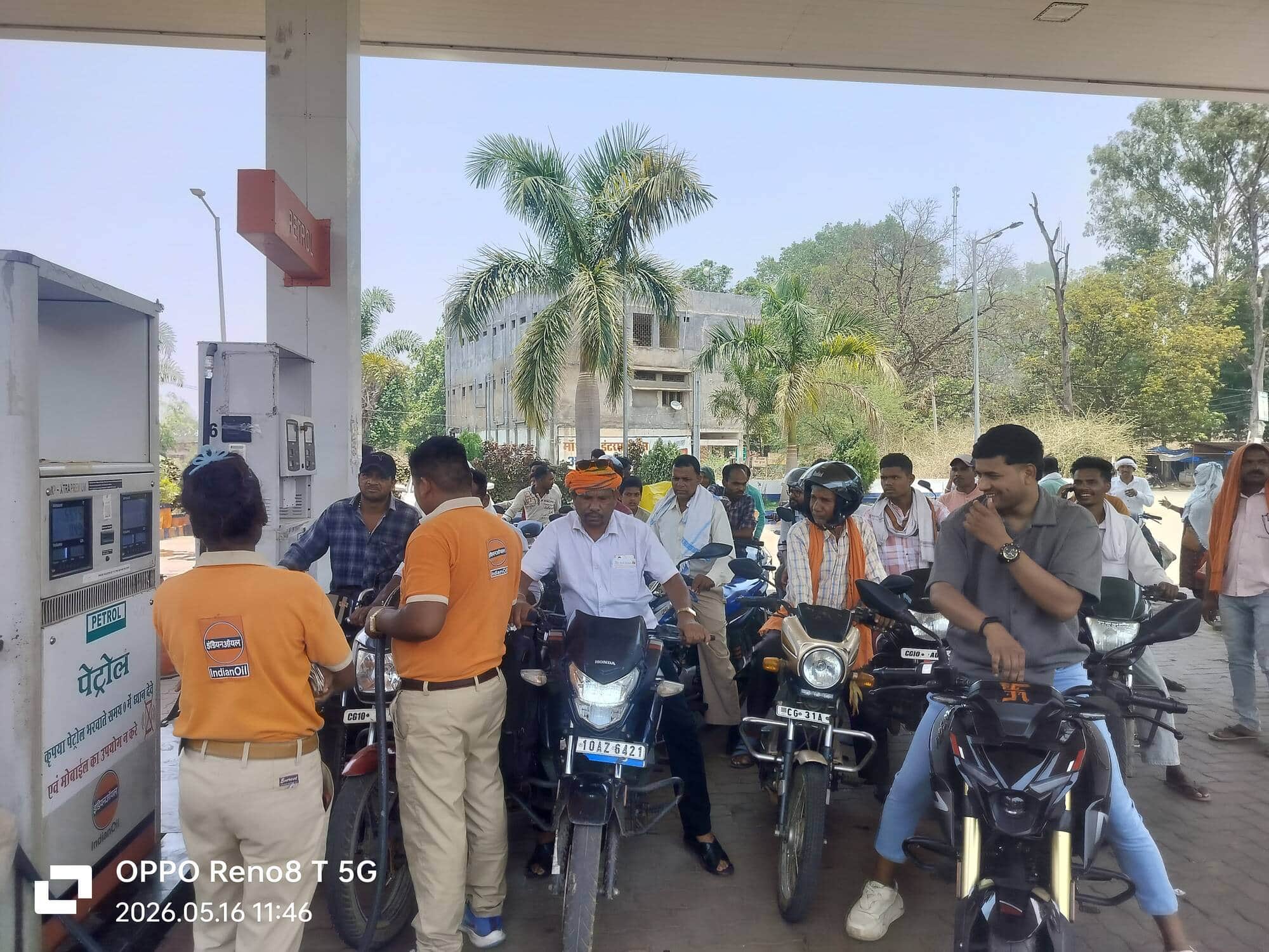 दो पंप ड्राई तो बाकियों में लगी भीड़।