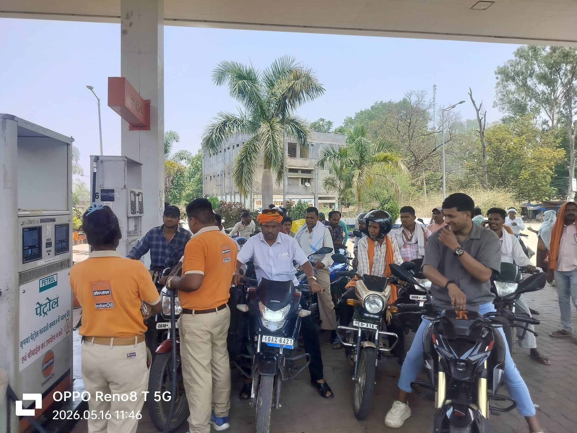 दो पंप ड्राई तो बाकियों में लगी भीड़।