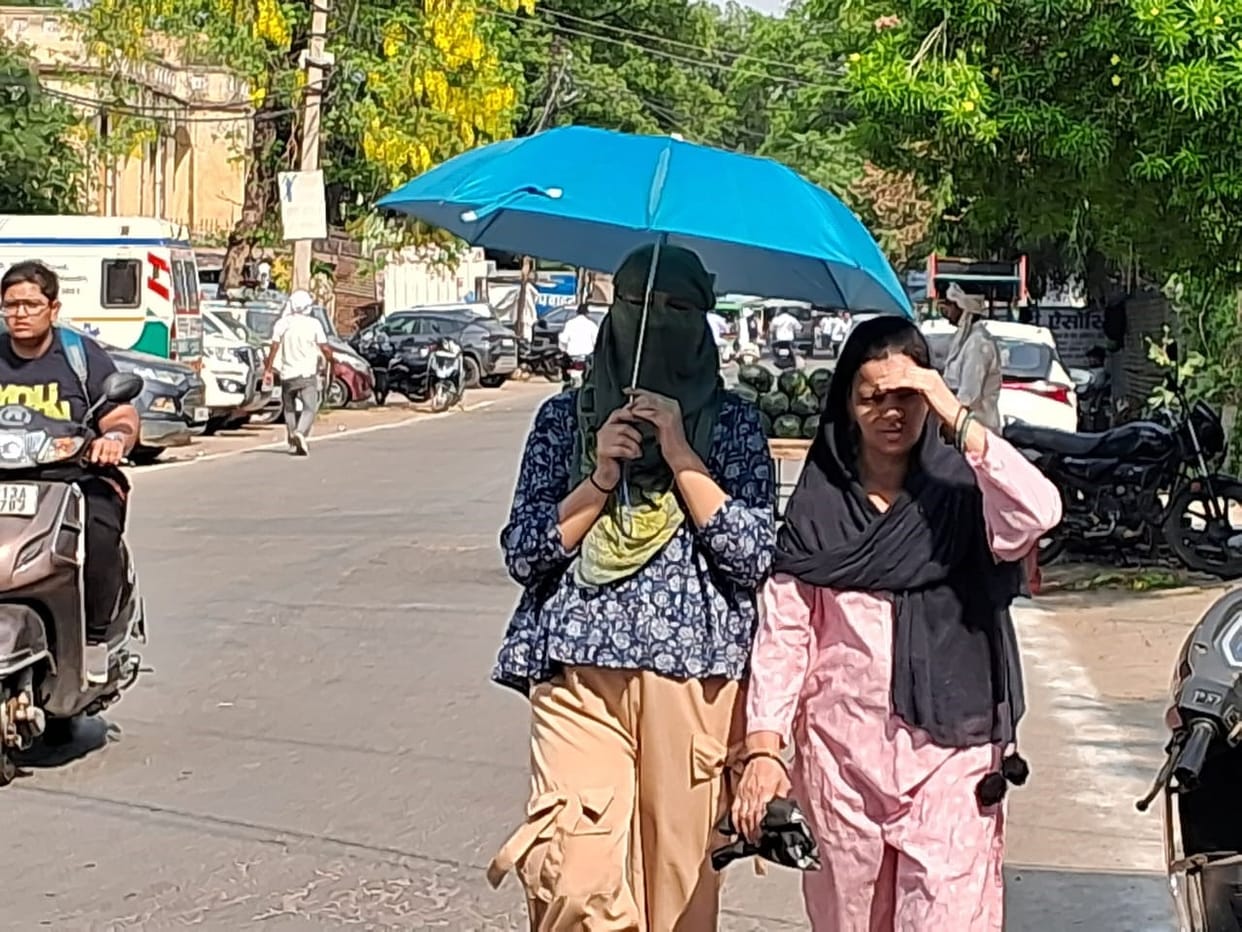 People stepped out in the afternoon with their faces covered as the mercury hit 40 degrees.