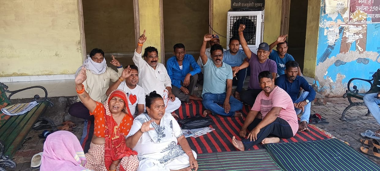 Sanitation Workers' Strike Continues; Piles of Garbage Accumulate