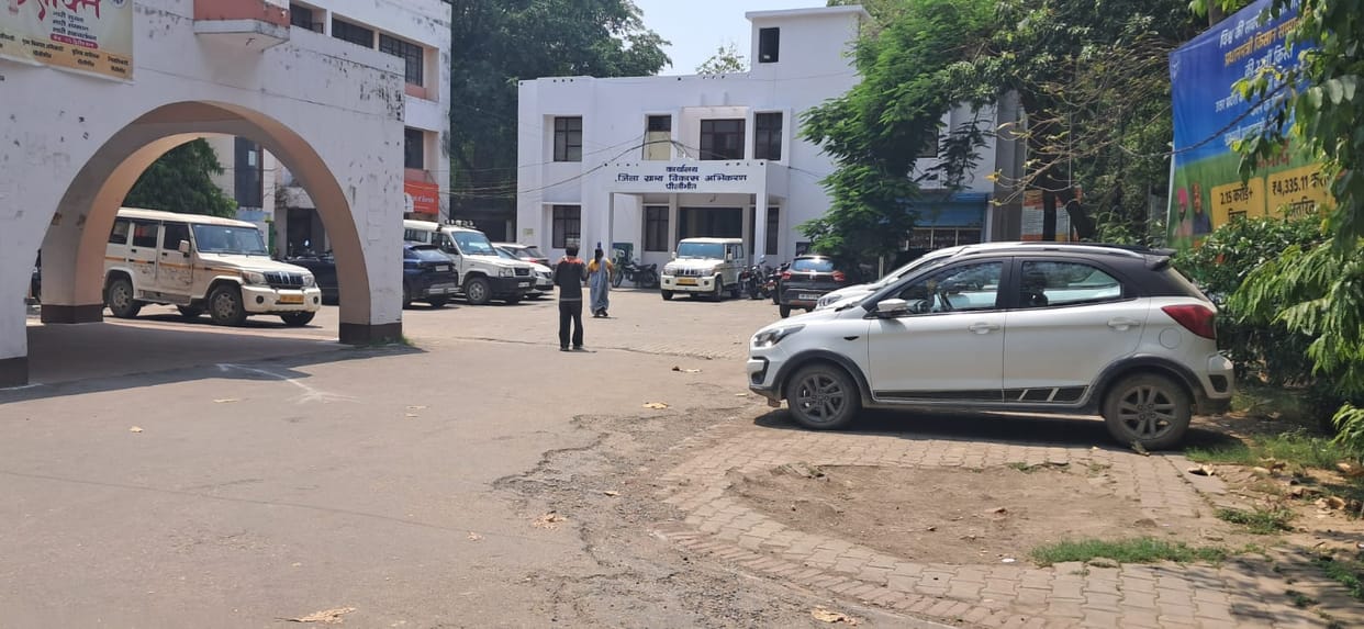 Following the Prime Minister's appeal, officers arrived at the office on foot, while workers arrived in vehicles.