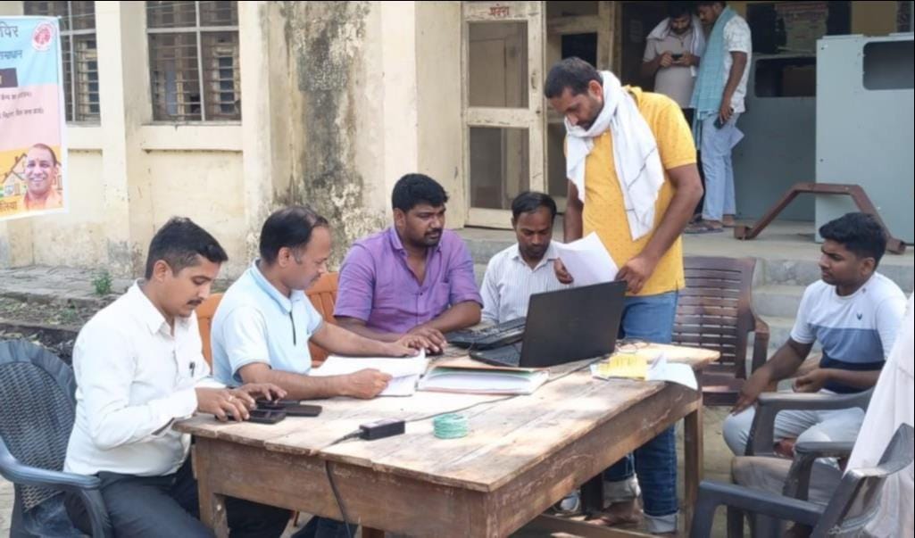 People arrived with problems related to bills, meters and connections.