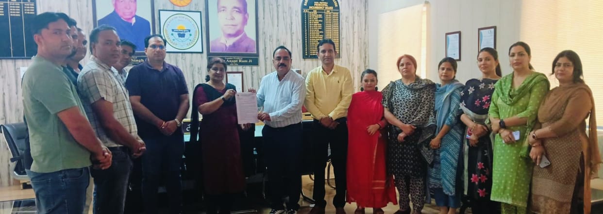 Teachers and non-teaching staff submitted a memorandum to the Principal.