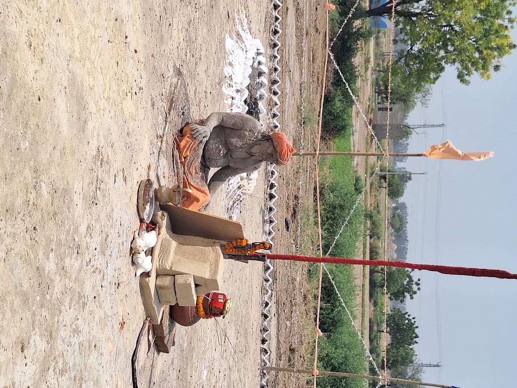 Mahant Baba Bansigiri started 41 days of Panchdhuna penance.