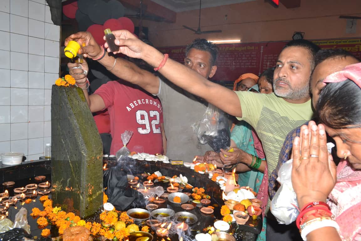 17... सदर बाजार के शनि मंदिर में शनि शिला पर तेल और काले तिल चढ़ाते श्रद्धालु। संवाद