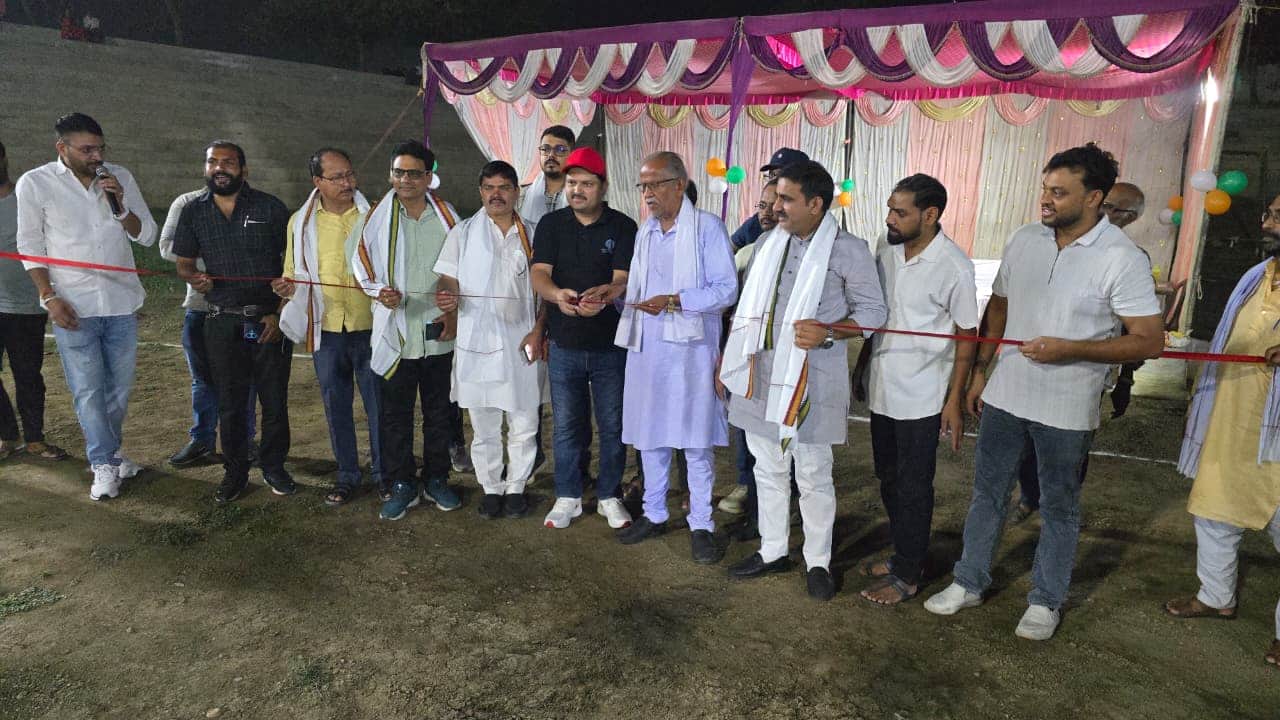 अनपरा के परासी में क्रिकेट प्रतियोगिता का फीता काटकर शुभारंभ करते नगर पंचायत अध्यक्ष विश्राम बै